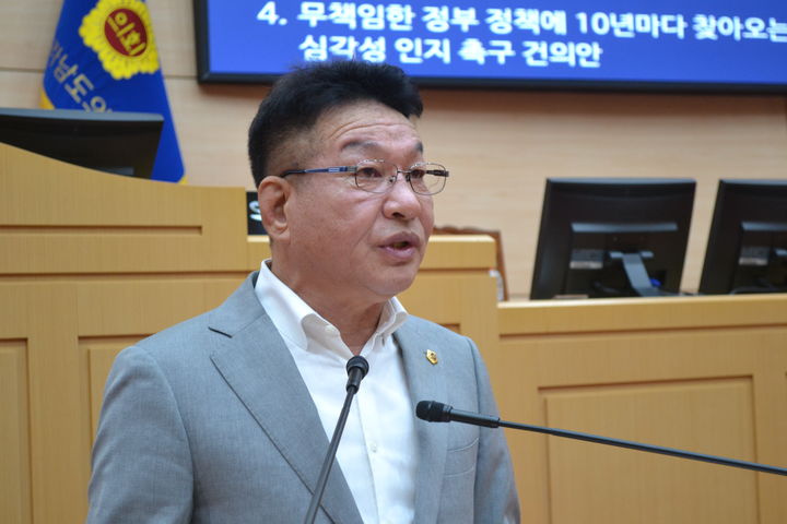[무안=뉴시스] 송창헌 기자 = 김정이 전남도의원이 16일 제383회 임시회 제1차 본회의에서 무상 교통토큰 지급을 촉구하며 5분 자유발언을 하고 있다. (사진=전남도의회 제공) 2024.07.16 photo@newsis.com *재판매 및 DB 금지