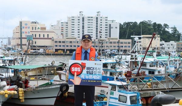[통영=뉴시스] 신정철 기자= 한철웅 통영해양경찰서장은 16일, 해양경찰청 주관으로 실시하는 ‘SOS 구조버튼누르기’ 챌린지에 참여했다. 이날 한 서장은 박종우 거제시장의 지목을 받고 통영 동호항에서 위급상황 발생 시 구조신호 발신에 대한 인식전환과 구명조끼 착용의 중요성을 캠페인하고 있다.(사진=통영해경 제공).2024.07.16. photo@newsis.com *재판매 및 DB 금지