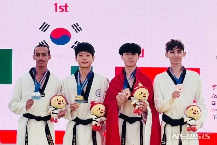 [전주=뉴시스]윤난슬 기자 = 전북 전주대학교는 태권도학과 겨루기 선수단 소속 최주안 학생(태권도학과 3학년·왼쪽 두번째)이 '2024 춘천코리아오픈국제태권도대회'에 –54㎏ 체급으로 참가해 1위를 차지했다고 16일 밝혔다.(사진=전주대 제공) 