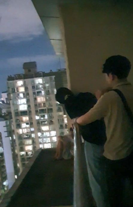 [서울=뉴시스] 경찰이 고층아파트 옥상에서 뛰어내리려던 청소년을 2시간30분 동안 설득해 구조한 사연이 전해졌다. 이 경찰들은 자살기도자에 특화된 위기협상 전문요원이었다. (사진 = 서초경찰서 제공) 2024.07.16. *재판매 및 DB 금지