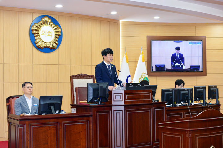 [광양=뉴시스] 전남 광양시의회 최대원 의장이 16일 제9대 후반기 첫 임시회 개회를 선언하고 있다. (사진=광양시의회 제공) 2024.07.16. photo@newsis.com *재판매 및 DB 금지