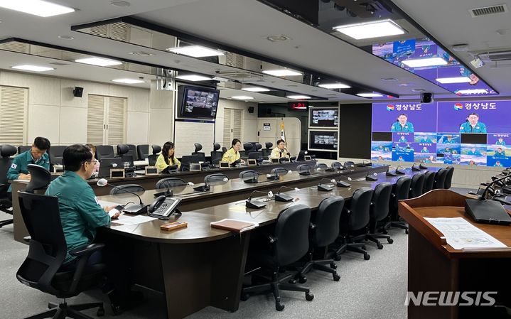 [창원=뉴시스]16일 오후 경남도청 재난안전대책본부에서 최만림 행정부지사가 전 시·군 부단체장이 참석한 가운데 온라인 호우 대비 긴급회의를 주재하고 있다.(사진=경남도 제공) 2024.07.16. photo@newsis.com