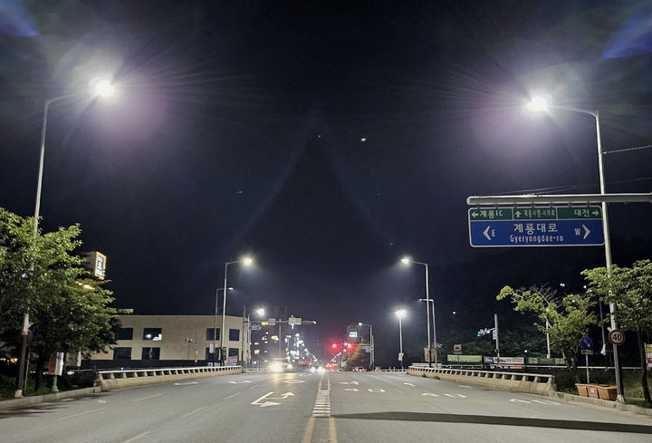 [계룡=뉴시스] 계룡시가 관내 노후 가로등을 고효율 발광다이오드(LED) 가로등으로 교체한다. (사진=계룡시 제공) 2024.07.16. photo@newsis.com *재판매 및 DB 금지