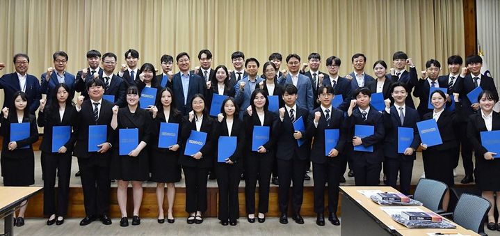 [대전=뉴시스]성창훈 사장이 31명의 신입직원들과 기념사진을 찍고 있다. 2024. 07. 16  *재판매 및 DB 금지