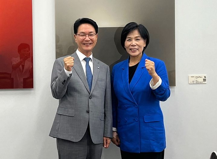 16일 내년도 정부예산 확보차 국회를 방문한 심덕섭 고창군수(왼쪽)가 국회 과학기술정보방송통신위원회 최민희 위원장(오른쪽)을 만나 정부예산 지원을 건의한 뒤 함께 사진을 찍고 있다. *재판매 및 DB 금지