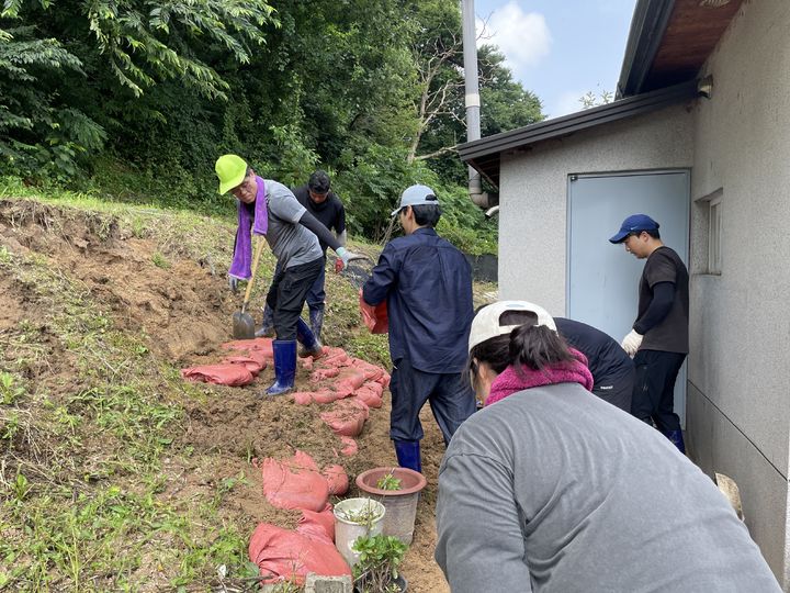 [논산=뉴시스]논산시청 직원들이 집중호우로 피해를 입은 주택에서 마대를 쌓는 작업을 하고 있다. 2024. 07. 16  *재판매 및 DB 금지