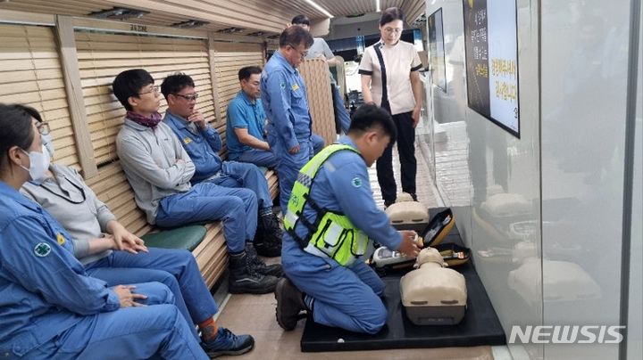 [포항=뉴시스] 송종욱 기자 = 포스코 포항제철소가 직원들의 불볕더위를 이겨내기 위한 다양한 지원으로 눈길을 끌고 있다. 사진은 찾아가는 안전 버스에서 직원들이 심폐소생술 실습교육을 받고 있다. (사진=포스코 제공) 2024.07.16. photo@newsis.com
