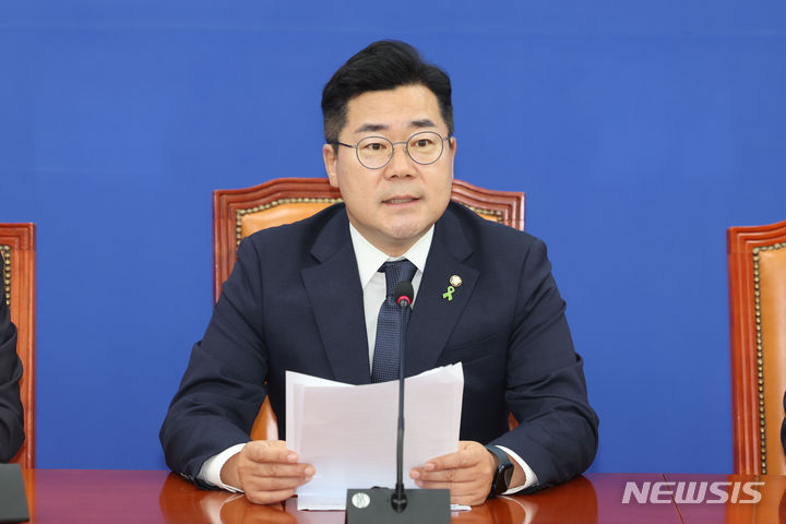 [서울=뉴시스] 권창회 기자 = 박찬대 더불어민주당 대표 권한대행 겸 원내대표가 16일 오전 서울 여의도 국회에서 열린 원내대책회의에서 발언하고 있다. 2024.07.16. kch0523@newsis.com