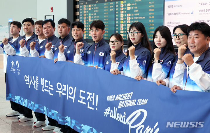 [인천공항=뉴시스] 김금보 기자 = 2024 파리올림픽 양국 국가대표 선수들이 16일 인천국제공항 제2여객터미널에서 출국 전 기념촬영을 하고 있다. 2024.07.16. kgb@newsis.com