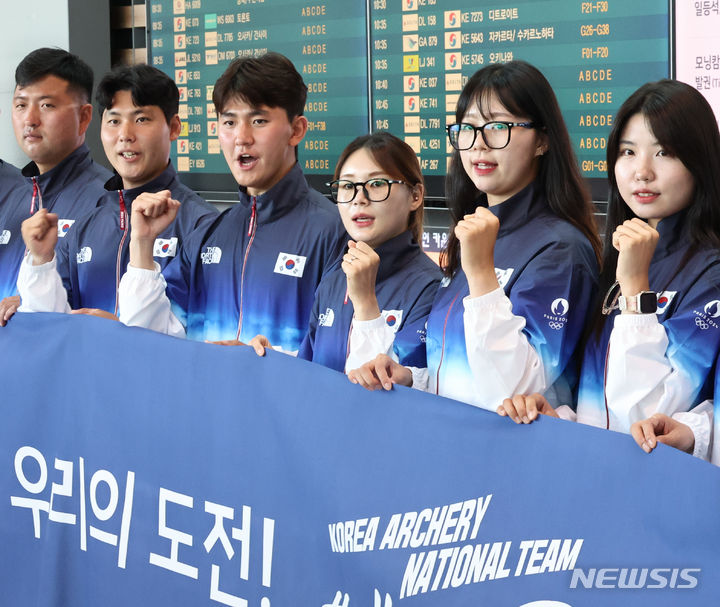 [인천공항=뉴시스] 김금보 기자 = 2024 파리올림픽 양궁 국가대표 김우진(왼쪽부터), 이우석, 김제덕, 전훈영, 임시현, 남수현이 16일 인천국제공항 제2여객터미널에서 출국 전 기념촬영을 하고 있다. 2024.07.16. kgb@newsis.com