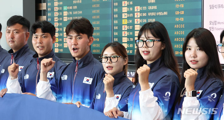 [인천공항=뉴시스] 김금보 기자 = 2024 파리올림픽 양궁 국가대표 김우진(왼쪽부터), 이우석, 김제덕, 전훈영, 임시현, 남수현이 16일 인천국제공항 제2여객터미널에서 출국 전 기념촬영을 하고 있다. 2024.07.16. kgb@newsis.com