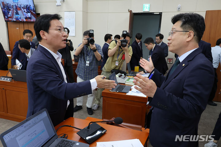 [서울=뉴시스] 조성우 기자 = 국회 환경노동위원회 간사인 김형동(왼쪽) 의원이 16일 오전 서울 여의도 국회에서 열린 환경노동위원회 전체회의에서 안호영 위원장에게 의사일정과 관련해 항의하고 있다. 2024.07.16. xconfind@newsis.com