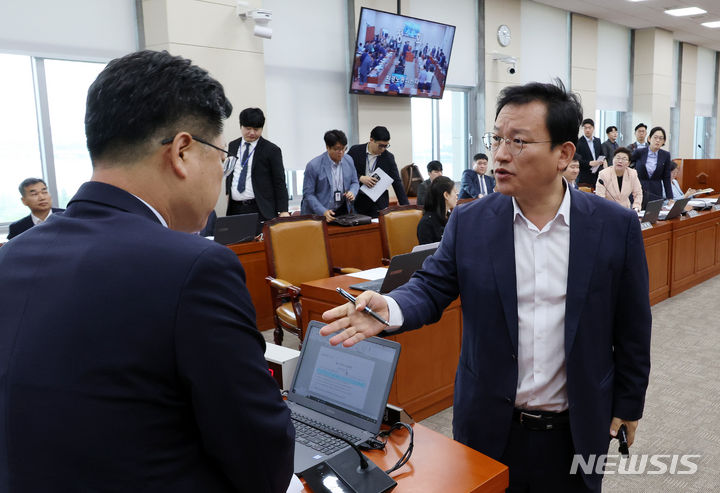 [서울=뉴시스] 조성우 기자 = 국회 환경노동위원회 간사인 김형동(오른쪽) 의원이 16일 오전 서울 여의도 국회에서 열린 환경노동위원회 전체회의에서 안호영 위원장에게 의사일정과 관련해 항의하고 있다. 2024.07.16. xconfind@newsis.com