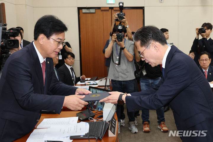 [서울=뉴시스] 권창회 기자 = 강민수 국세청장 후보자가 16일 오전 서울 여의도 국회에서 열린 기획재정위원회 전체회의 인사청문회에서 선서를 마치고 송언석 국회 기획재정위원장에게 선서문을 제출하고 있다. 2024.07.16. kch0523@newsis.com