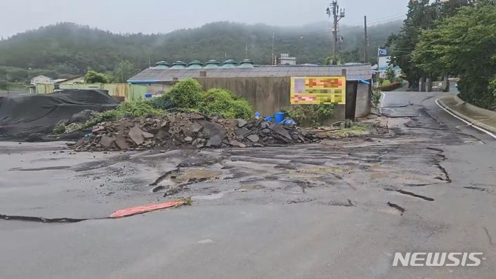 [진도=뉴시스] 전남 진도군에 최대 168.5㎜폭우가 쏟아진 16일 오전 진도군 고군면 아스콘 포장 도로가 비 피해를 입어 깨져있다. (사진 = 독자 제공) 2024.07.16. photo@newsis.com