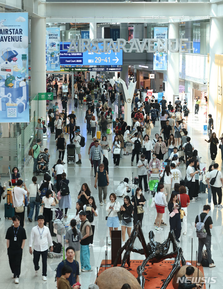 [인천공항=뉴시스] 김금보 기자 = 여름 휴가철이 시작된 16일 인천국제공항 제1여객터미널 출국장 면세구역이 이용객들로 붐비고 있다. 2024.07.16. kgb@newsis.com