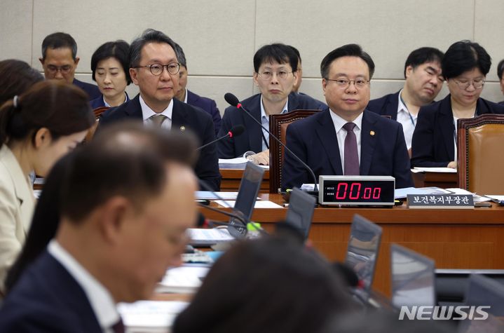 [서울=뉴시스] 조성봉 기자 = 조규홍 보건복지부 장관과 박민수(왼쪽) 제 2차관이 16일 오전 서울 여의도 국회에서 열린 보건복지위원회 전체회의에서 의원들의 질의를 듣고 있다.  2024.07.16. suncho21@newsis.com