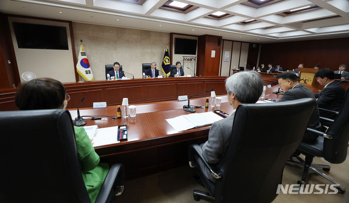 [서울=뉴시스] 김진아 기자 = 권오곤 사법정책자문위원회 위원장이 16일 서울 서초구 대법원에서 열린 사법정책자문위원회 제2차 회의에서 발언을 하고 있다. 2024.07.16. bluesoda@newsis.com