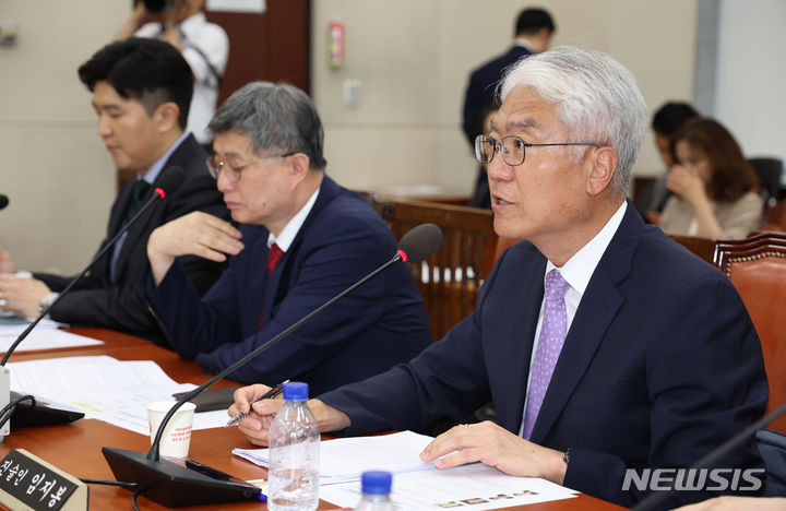 [서울=뉴시스] 권창회 기자 = 임지봉 서강대 법학전문대학원 교수가 16일 오후 서울 여의도 국회에서 열린 행정안전위원회 전체회의 민생위기 극복을 위한 특별조치법안 입법 공청회에서 진술인 자격으로 발언하고 있다. 2024.07.16. kch0523@newsis.com