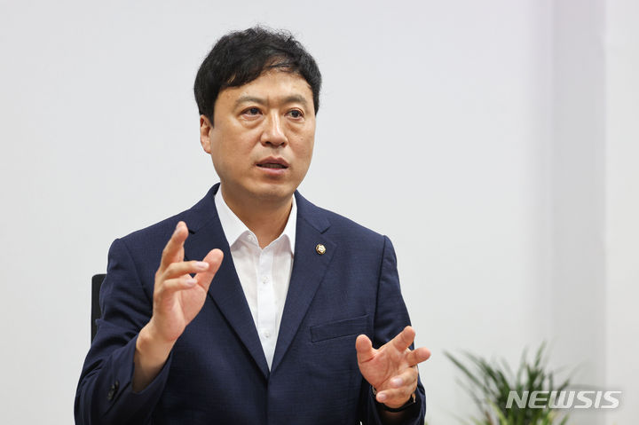 [서울=뉴시스] 권창회 기자 = 정성국 국민의힘 의원이 지난해 7월16일 오후 서울 여의도 국회 의원회관에서 뉴시스와 인터뷰를 하고 있다. 2024.07.16. kch0523@newsis.com