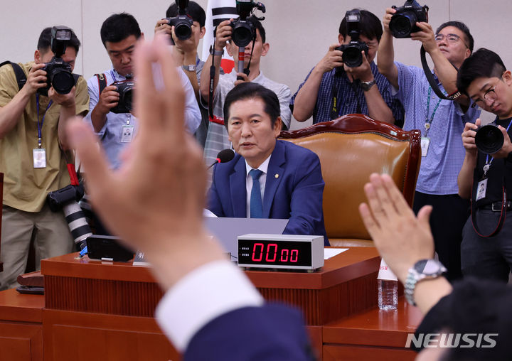 [서울=뉴시스] 조성우 기자 = 정청래 국회 법제사법위원회 위원장이 16일 오후 서울 여의도 국회에서 열린 법제사법위원회 전체회의에서 의사진행 발언을 요청하는 국민의힘 의원들을 바라보고 있다. 2024.07.16. xconfind@newsis.com