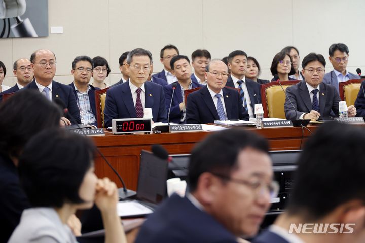 [서울=뉴시스] 조성봉 기자 = 이종호 과기정통부 장관이 16일 오후 서울 여의도 국회에서 열린 과학기술정보방송통신위원회 전체회의에서 의원들의 질의를 듣고 있다. 왼쪽부터 이창윤 제1차관, 이 장관, 이상인 방송통신위원장 직무대행, 유국희 원자력안위원회 위원장. 2024.07.16. suncho21@newsis.com