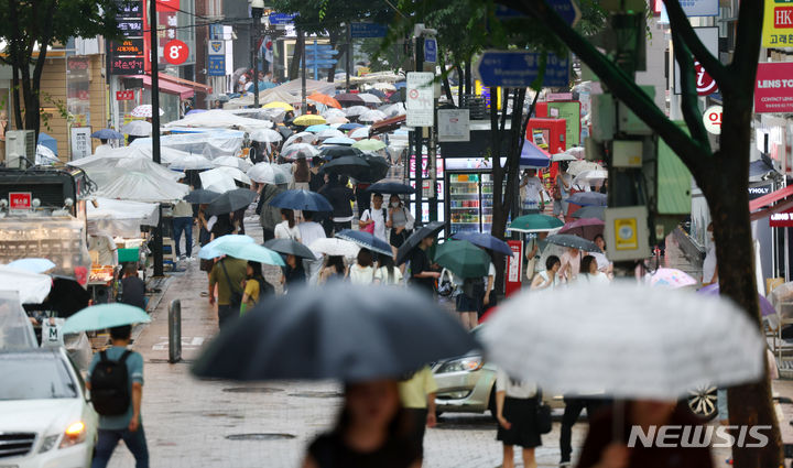 [서울=뉴시스] 전신 기자 = 서울 명동거리에서 시민들이 우산을 쓰고 발걸음을 재촉하고 있다. 2024.07.16. photo1006@newsis.com