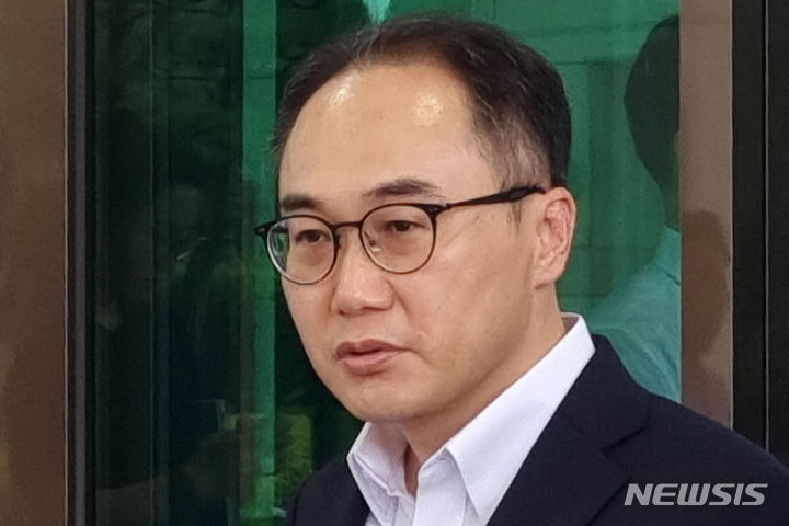 [서울=뉴시스] 김아현 인턴 기자 = 대검찰청이 김건희 여사 소환 조사와 관련해 조사가 끝나는 시점에 보고를 받았다고 밝혔다. 사진은 이원석 검찰총장이 지난 16일 서울 서초구 대검찰청에서 퇴근하며 취재진 질문에 답변하는 모습. 2024.07.16. photo@newsis.com