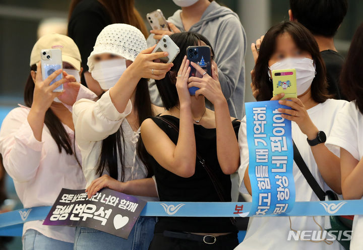 [인천공항=뉴시스] 김혜진 기자 = 16일 오후 인천국제공항을 통해 홍콩에서 열린 아시아 팬 미팅 투어를 마치고 입국한 변우석을 보기 위해 팬들이 모여 있다.변우석은 최근 해외 일정으로 출국하는 중 사설 경호 업체가 공항 입구를 임의로 막거나, 시민들의 여권·탑승권을 검사한 행위를 두고 '과잉 경호' 논란에 휩싸였다. 이에 변우석의 소속사인 바로엔터테인먼트는 과잉 경호에 대해 의견문을 내고 사과했다. 2024.07.16. jini@newsis.com