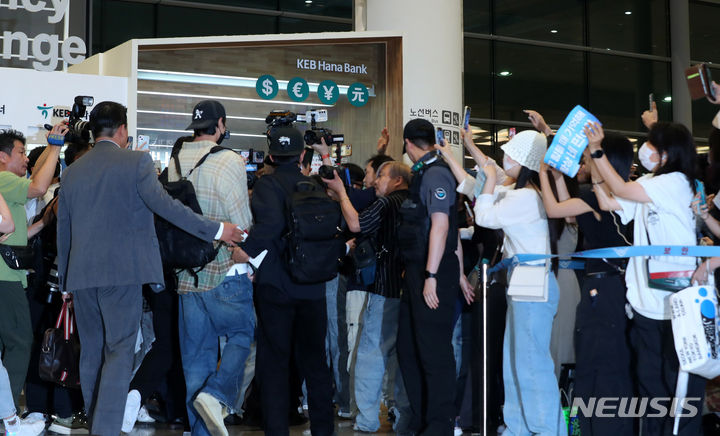 [인천공항=뉴시스] 김혜진 기자 = 배우 변우석이 홍콩에서 열린 아시아 팬 미팅 투어를 마치고 16일 오후 인천국제공항을 통해 입국하고 있다. 변우석은 최근 해외 일정으로 출국하는 중 사설 경호 업체가 공항 입구를 임의로 막거나, 시민들의 여권·탑승권을 검사한 행위를 두고 '과잉 경호' 논란에 휩싸였다. 이에 변우석의 소속사인 바로엔터테인먼트는 과잉 경호에 대해 의견문을 내고 사과했다. 2024.07.16. jini@newsis.com