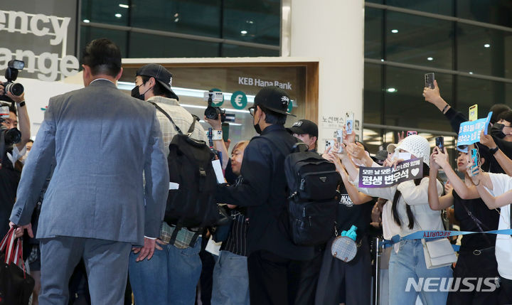 [인천공항=뉴시스] 김혜진 기자 = 배우 변우석이 홍콩에서 열린 아시아 팬 미팅 투어를 마치고 16일 오후 인천국제공항을 통해 입국하고 있다. 변우석은 최근 해외 일정으로 출국하는 중 사설 경호 업체가 공항 입구를 임의로 막거나, 시민들의 여권·탑승권을 검사한 행위를 두고 '과잉 경호' 논란에 휩싸였다. 이에 변우석의 소속사인 바로엔터테인먼트는 과잉 경호에 대해 의견문을 내고 사과했다. 2024.07.16. jini@newsis.com