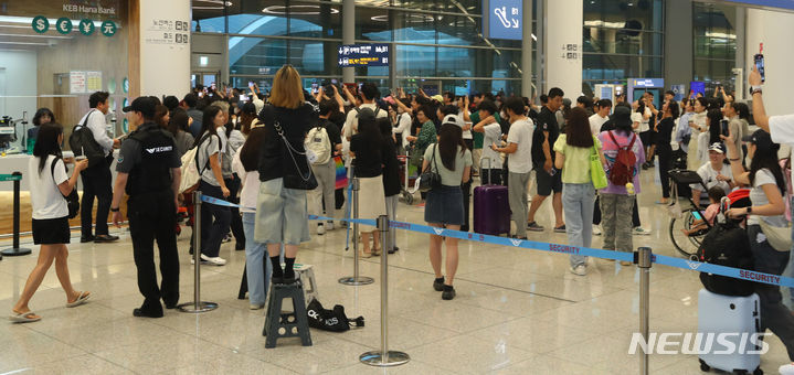 [인천공항=뉴시스] 김혜진 기자 = 16일 오후 인천국제공항을 통해 홍콩에서 열린 아시아 팬 미팅 투어를 마치고 입국한 변우석을 보기 위해 팬들이 모여 있다.변우석은 최근 해외 일정으로 출국하는 중 사설 경호 업체가 공항 입구를 임의로 막거나, 시민들의 여권·탑승권을 검사한 행위를 두고 '과잉 경호' 논란에 휩싸였다. 이에 변우석의 소속사인 바로엔터테인먼트는 과잉 경호에 대해 의견문을 내고 사과했다. 2024.07.16. jini@newsis.com