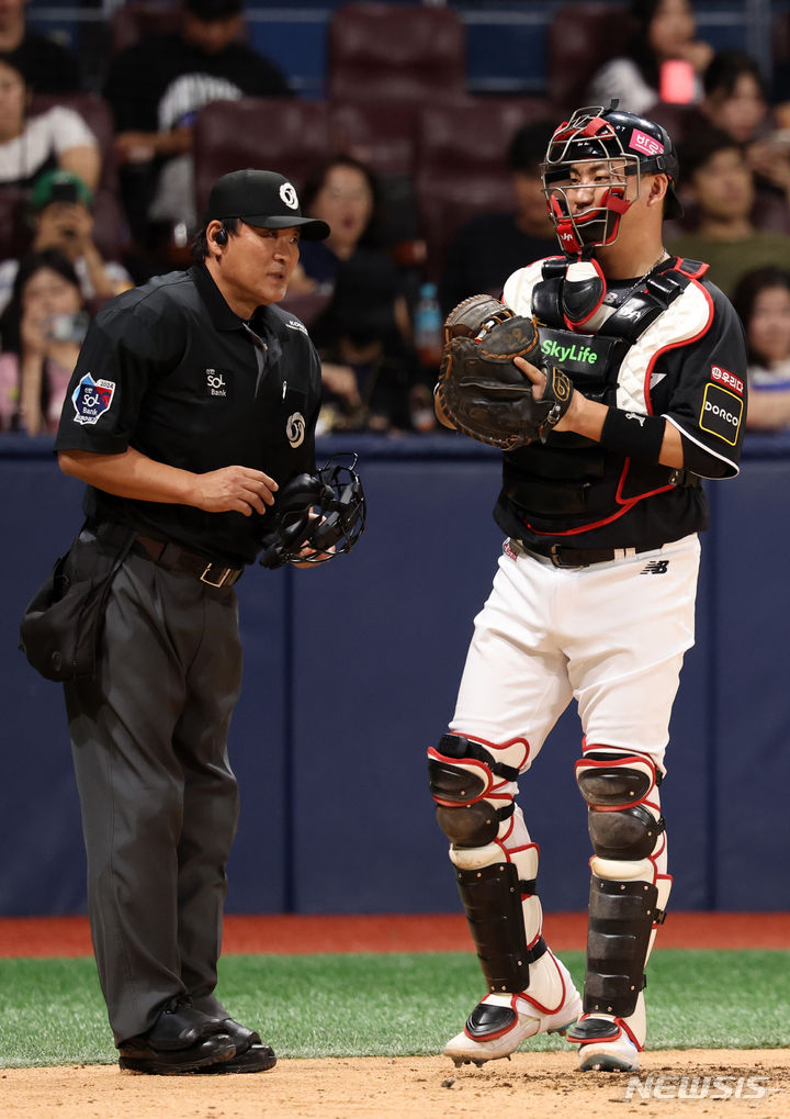 [서울=뉴시스] 이영환 기자 = 지난해 7월16일 오후 서울 구로구 고척스카이돔에서 열린 2024 KBO리그 kt 위즈와 키움 히어로즈의 경기, 3회말 피치컴을 무릎에 착용한 kt 포수 장성우가 전일수 주심과 대화를 하고 있다. 2024.07.16. 20hwan@newsis.com