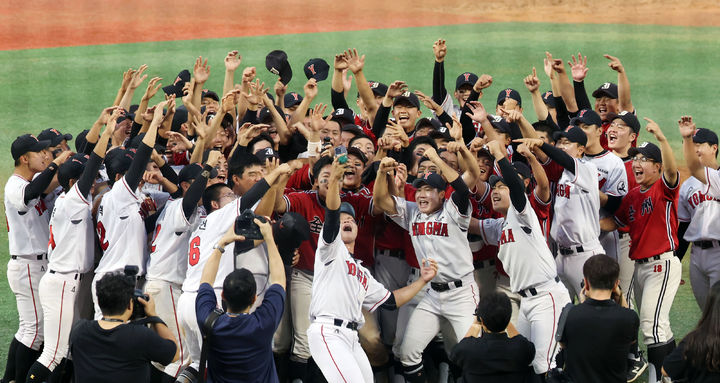 [서울=뉴시스] 최동준 기자 = 지난해 7월16일 서울 목동야구장에서 열린 제79회 청룡기고교야구선수권대회 겸 주말리그 왕중왕전 결승전에서 우승을 차지한 전주고 선수들이 기뻐하고 있다.   전주고는 마산용마고를 14-5로 꺽고 청룡기 첫 우승을 차지했다. (사진=조선일보 제공) 2024.07.16. photo@newsis.com *재판매 및 DB 금지
