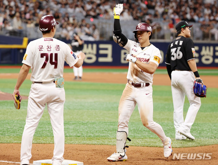 [서울=뉴시스] 이영환 기자 = 16일 오후 서울 구로구 고척스카이돔에서 열린 2024 KBO리그 kt 위즈와 키움 히어로즈의 경기, 8회말 1사 2루에서 키움 송성문이 1타점 안타를 날린 후 기뻐하고 있다. 2024.07.16. 20hwan@newsis.com