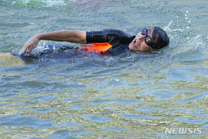 Paris Mayor Anne Hidalgo swims in the Seine river Wednesday, July 17, 2024 in Paris. After months of anticipation, Anne Hidalgo swam in the Seine Rive, fulfilling a promise she made in January nine days before the opening ceremony of the 2024 Olympics. (AP Photo/Michel Euler)