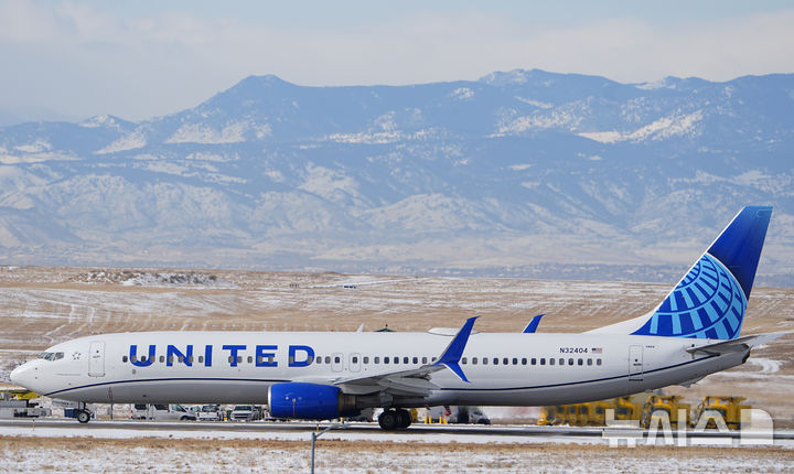 [덴버=AP/뉴시스]유나이티드 항공 여객기가 지난 1월16일 덴버 국제공항에서 이륙하기 위해 활주로를 질주하고 있다 2024.09.14.