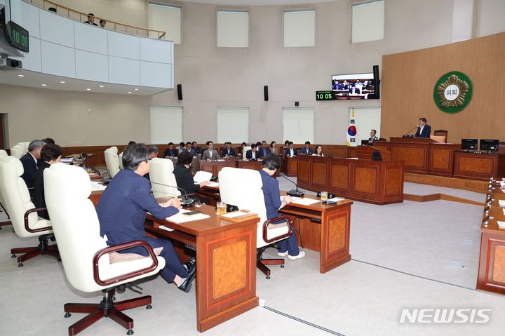 [고성(경남)=뉴시스] 신정철 기자= 경남 고성군(군수 이상근)은 2024년도 첫 추가경정예산안으로 본예산 6929억 원보다 10.85% 증액된 7681억 원 예산안을 편성, 고성군의회 제295회 임시회에 제출했다고 17일 밝혔다.사진은 지난 16일 고성군의회 제295회 임시회 개회 모습.(사진=뉴시스DB).2024.07.17. sin@newsis.com