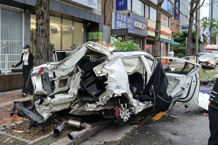 [대구=뉴시스] 지난 17일 오전 6시26분께 대구 동구 신천동 신천역 네거리에서 SUV 차량이 인도로 돌진해 인근 상가와 가로수를 들이받았다. (사진=대구소방안전본부 제공)  *재판매 및 DB 금지