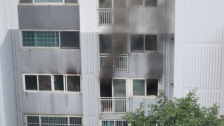 [진주=뉴시스]진주시 호탄동 아파트 화재. *재판매 및 DB 금지