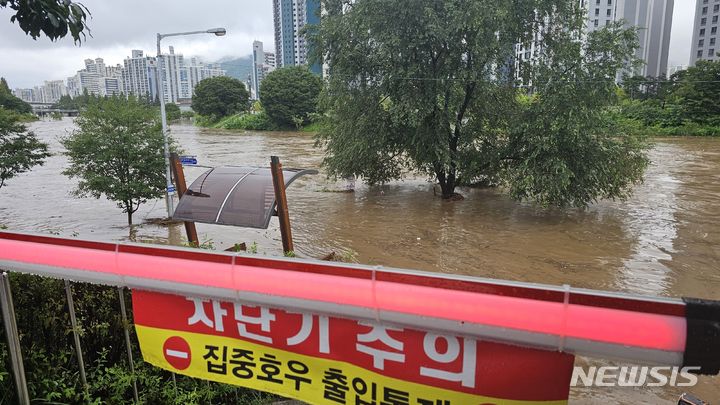 [의정부=뉴시스] 송주현 기자 = 17일 경기북부지역에 폭우가 쏟아지면서 의정부시 중랑천 수위가 올라 하천변 이용이 통제되고 있다. 2024.07.17 atia@newsis.com 