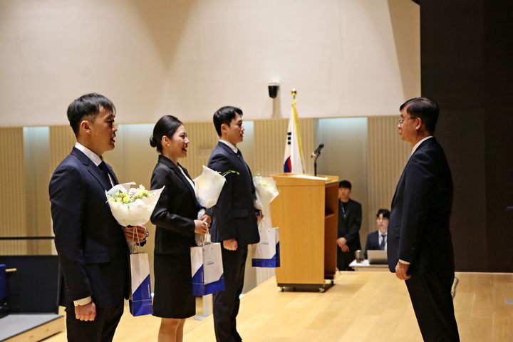 [부산=뉴시스] 지난 15일 에어부산 두성국 대표와 신입직원 대표단이 선서 후 인사를 하고 있다. (사진=에어부산 제공) 2024.07.17. photo@newsis.com *재판매 및 DB 금지