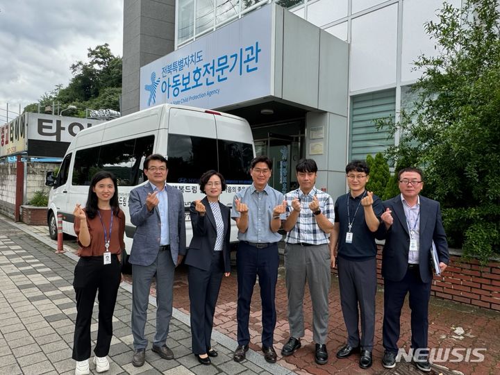 [전주=뉴시스] 이연주 전북도자치경찰위원장(왼쪽 세 번째)은 익산청소년경찰학교와 치안현장, 여성·아동 치안 협력 단체 등을 방문하고 현장 소통에 집중하고 있다.   *재판매 및 DB 금지