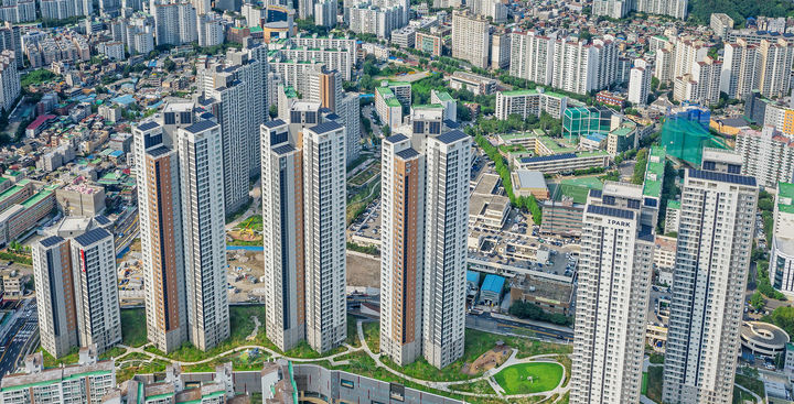 고척아이파크에는 옥상과 벽면에 태양광 패널이 설치되어 태양광 에너지를 활용하고 있다. (사진=HDC현대산업개발 제공) *재판매 및 DB 금지