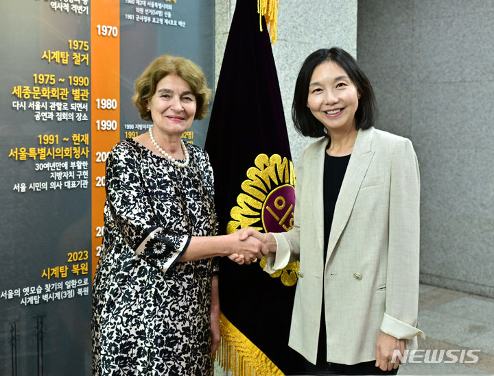 [서울=뉴시스]환영 악수 나누는 이리나 보코바 전 사무총장(왼쪽)과 최호정 의장(제공=서울시의회)