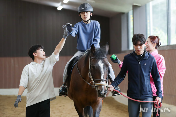 [세종=뉴시스]한국마사회는 재활승마 대중화 및 사회적 가치창출 확대를 위해 '재활승마 활성화 지원사업'을 실시한다.(사진=한국마사회 제공)