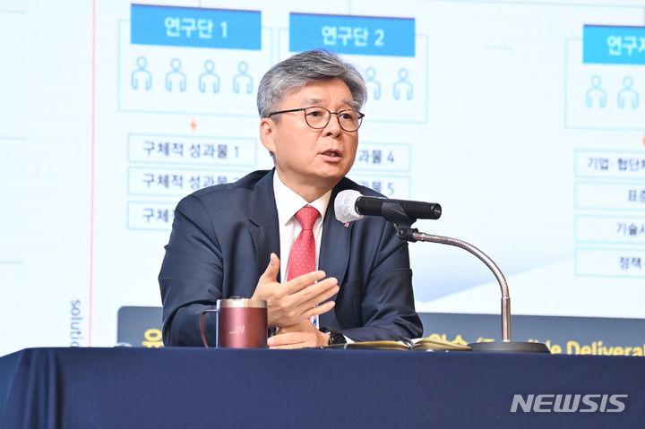 [서울=뉴시스]오상록 한국과학기술연구원(KIST) 원장이 17일 취임 100일을 맞아 KIST에서 진행된 기자간담회에서 기자들의 질문에 답변하고 있다. (사진=KIST 제공)