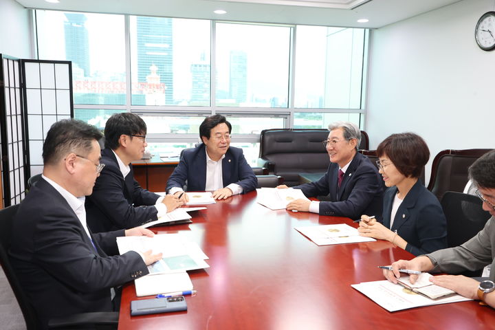 [의령=뉴시스]오태완 의령군수, 국가 예산 확보 위해 국회 방문.2024.07.17.(사진=의령군 제공) photo@newsis.com *재판매 및 DB 금지