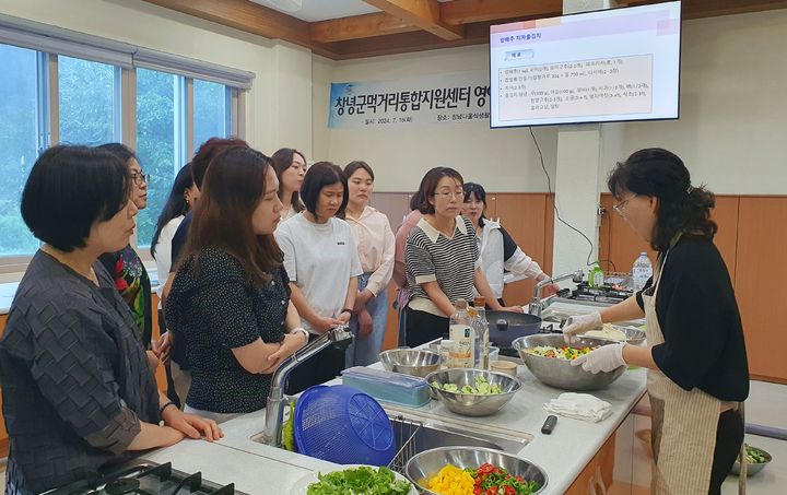 [창녕=뉴시스] 창녕군 영양교사 간담회를 진행하고 있다. (사진=창녕군 제공) 2024.07.17. photo@newsis.com *재판매 및 DB 금지