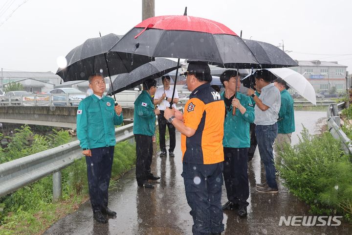 [인천=뉴시스] 윤환 인천 계양구청장(맨 왼쪽)이 침수 취약지역을 찾아 관리 상황을 점검하고 있다. (사진=계양구 제공)